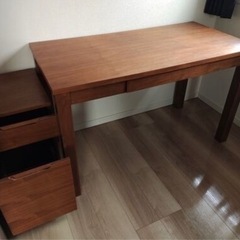 木製机と収納ワゴン