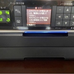 差し上げます。ベッドフレーム、マットレス、サイドテーブル、EPSONプリンター、リビングテーブル、椅子2つ、飾り棚の画像
