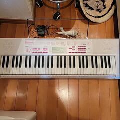 鍵盤が光る電子ピアノ