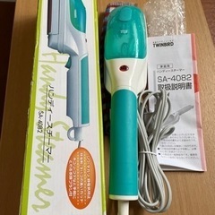 ハンディスチーマーアイロン。TWINBIRD製。SA-4082。ハンガーにかけたまま折ジワ・折り畳みシワがスチーマーの力て一綺でシワが伸びるの画像