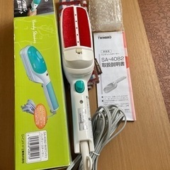 ハンディスチーマーアイロン。TWINBIRD製。SA-4082。ハンガーにかけたまま折ジワ・折り畳みシワがスチーマーの力て一綺でシワが伸びるの画像