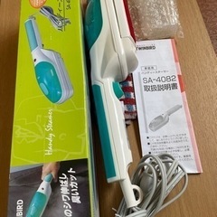 ハンディスチーマーアイロン。TWINBIRD製。SA-4082。ハンガーにかけたまま折ジワ・折り畳みシワがスチーマーの力て一綺でシワが伸びるの画像