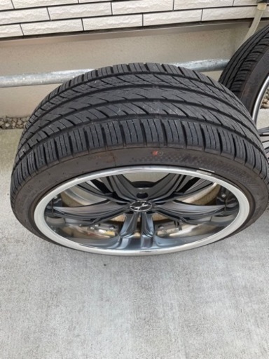 20インチホイール付タイヤ　車のパーツ タイヤ、ホイール