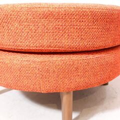 平田椅子製作所のPISOLINO(ピソリーノ)スツール サークル/ウォールナットです。厚いクッションでゆったりと座ることができる腰掛はソファのオットマンとしてはもちろん寝室やちょっとしたスペースにも！の画像