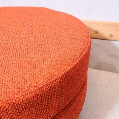 平田椅子製作所のPISOLINO(ピソリーノ)スツール サークル/ウォールナットです。厚いクッションでゆったりと座ることができる腰掛はソファのオットマンとしてはもちろん寝室やちょっとしたスペースにも！の画像