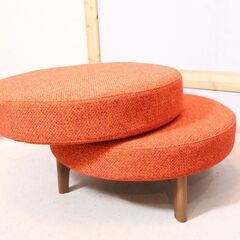 平田椅子製作所のPISOLINO(ピソリーノ)スツール サークル/ウォールナットです。厚いクッションでゆったりと座ることができる腰掛はソファのオットマンとしてはもちろん寝室やちょっとしたスペースにも！の画像