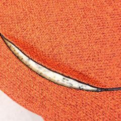 平田椅子製作所のPISOLINO(ピソリーノ)スツール サークル/ウォールナットです。厚いクッションでゆったりと座ることができる腰掛はソファのオットマンとしてはもちろん寝室やちょっとしたスペースにも！の画像