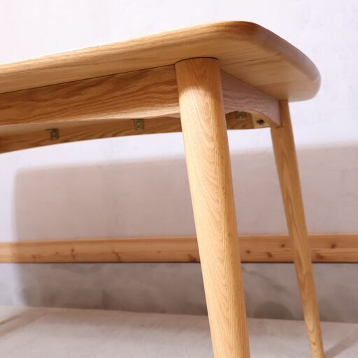 IDC OTSUKA(大塚家具)にて取り扱われている人気シリーズ"シネマ"のダイニングテーブル 1350です。北欧スタイルのデザインとオーク無垢材のナチュラルな質感がポイントの4人用食卓です♪