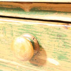 ヴィンテージのデスクです。パイン材の素朴な風合いとシャビーシックなペイントが魅力の事務机。省スペースのコンパクトサイズなのでリビングなどにも☆コンソールテーブルにもおすすめです！の画像