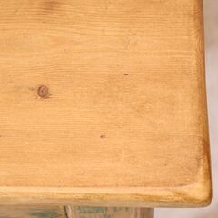 ヴィンテージのデスクです。パイン材の素朴な風合いとシャビーシックなペイントが魅力の事務机。省スペースのコンパクトサイズなのでリビングなどにも☆コンソールテーブルにもおすすめです！の画像