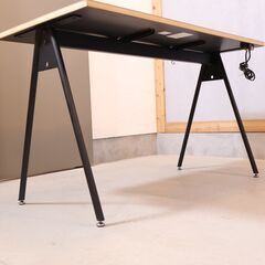 ASPLUND(アスプルンド)/Journal Standard Furniture(ジャーナルスタンダードファニチャー ) JSF コンパスレッグデスク。コンセント付きなのでパソコンデスクに最適♪の画像
