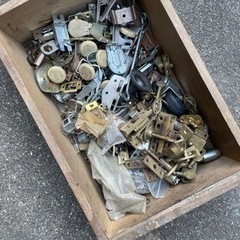 工具　鍵部品　ネジ　古い工具箱の中身　　の画像