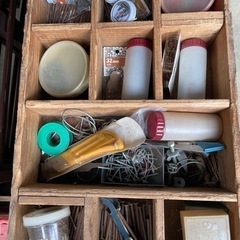 工具　鍵部品　ネジ　古い工具箱の中身　　の画像