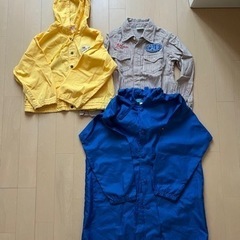 子供服　ジャンパー、シャツ、フード付きの服の画像