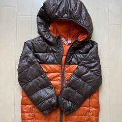 子供服　ジャンパー、シャツ、フード付きの服の画像