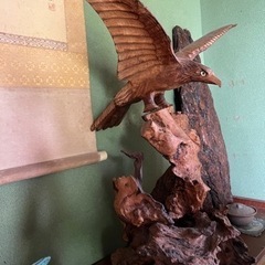 【中古】鷹の置物 木製の画像
