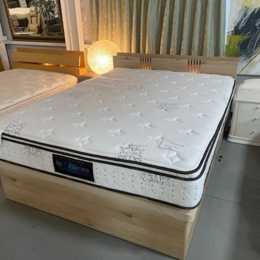 ダブルベッド　マットレス付き