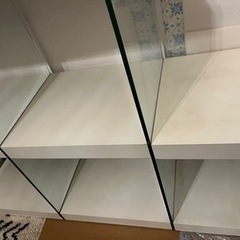 無料！！おしゃれなガラス付き飾り棚の画像