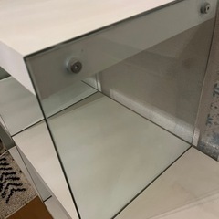 無料！！おしゃれなガラス付き飾り棚の画像
