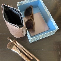 メイク用ブラシ、ポーチなど