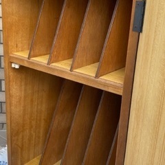 ◎お値下げしました‼️ 【断捨離中】 早い者勝ち‼️ 古い レコードキャビネット レコードラック 本棚 ブックケース 雑誌収納 シェルフ収納 棚 仕分け 木製 古道具 チェストの画像