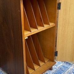 ◎お値下げしました‼️ 【断捨離中】 早い者勝ち‼️ 古い レコードキャビネット レコードラック 本棚 ブックケース 雑誌収納 シェルフ収納 棚 仕分け 木製 古道具 チェストの画像