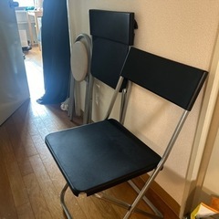 折りたたみ椅子二脚　　　