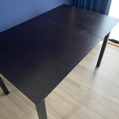 ダイニングテーブル　収縮可　ブラウン系の画像