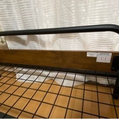 ヴィンテージ風のおしゃれシングルベットフレームの画像