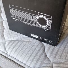 プロジェクターと布製プロジェクション・スクリーン