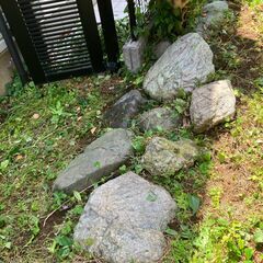 庭石、踏み石、鉢など