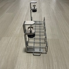 ワイヤーケーブルトレイ デスク下の画像