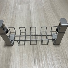 ワイヤーケーブルトレイ デスク下の画像