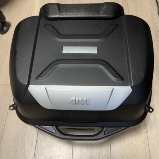 リアボックス　GIVI E43NTL-ADV 未塗装ブラック