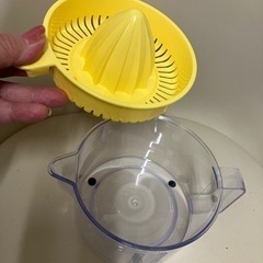 差し上げます　レモン絞り機（計量カップ付き）の画像
