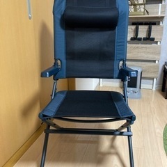 【ほぼ新品】腰痛キャンパーにおすすめ！新品14900円の商品！QUECHUA (ケシュア) キャンプ アームチェア マルチポジション　リクライニング3段　折りたたみ椅子の画像