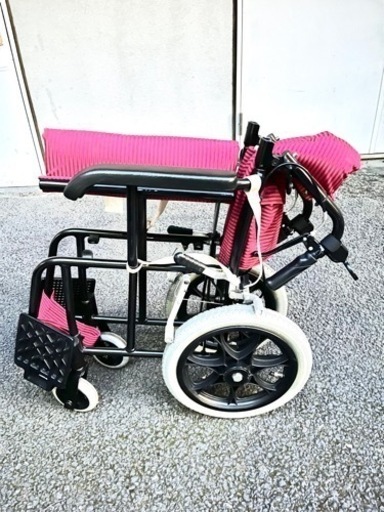コンパクトに折り畳める車椅子　ブレーキ付