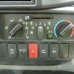 H26　トヨ4.0 フルジャストロー ディーゼル 2トンパネルバンAT ホワイト　3人乗り　オートマ　室内灯２ケ　非常ブザー　アイドリングストップ　AM/FMﾁｭｰﾅｰ　ABS　エアバック　キーレス　車幅灯　ラッシングレール2段　　検R8.6　　16896の画像