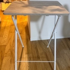 あまり使用していない折り畳みテーブルの画像