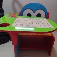 車（ジャンク品）のおもちゃと机（傷あり）の画像