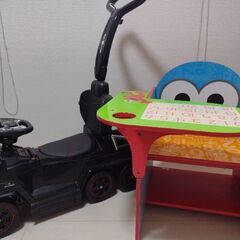 車（ジャンク品）のおもちゃと机（傷あり）の画像