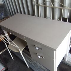 白い机＆椅子・ハウスメーカーより購入した物です。 白い机