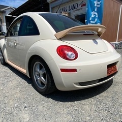 ワンポイント塗装、エアロ装着、シートカバー付きのニュービートルの画像