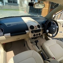 ワンポイント塗装、エアロ装着、シートカバー付きのニュービートルの画像