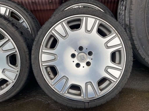 車のパーツ タイヤ、ホイール