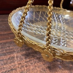 【昭和レトロ】ガラスのお皿　金属の編みカゴ　持ち手付き　生活雑貨 食器 プレートの画像