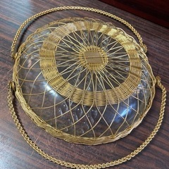 【昭和レトロ】ガラスのお皿　金属の編みカゴ　持ち手付き　生活雑貨 食器 プレートの画像