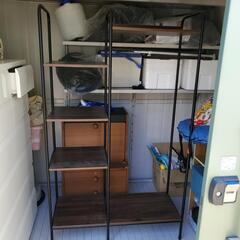 黒×茶色　洋服掛け付き棚