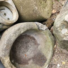 石臼が大中小数個あります。の画像