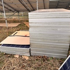 【鉾田市烟田】激安中古ソーラーパネル240W 発電問題ありませんが、裏面難あり　ケーブルなし　太陽光パネル　数百枚大量在庫の画像